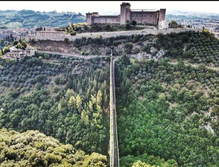Appartement Sotto I Tetti Del Borgo à Spolète Extérieur photo